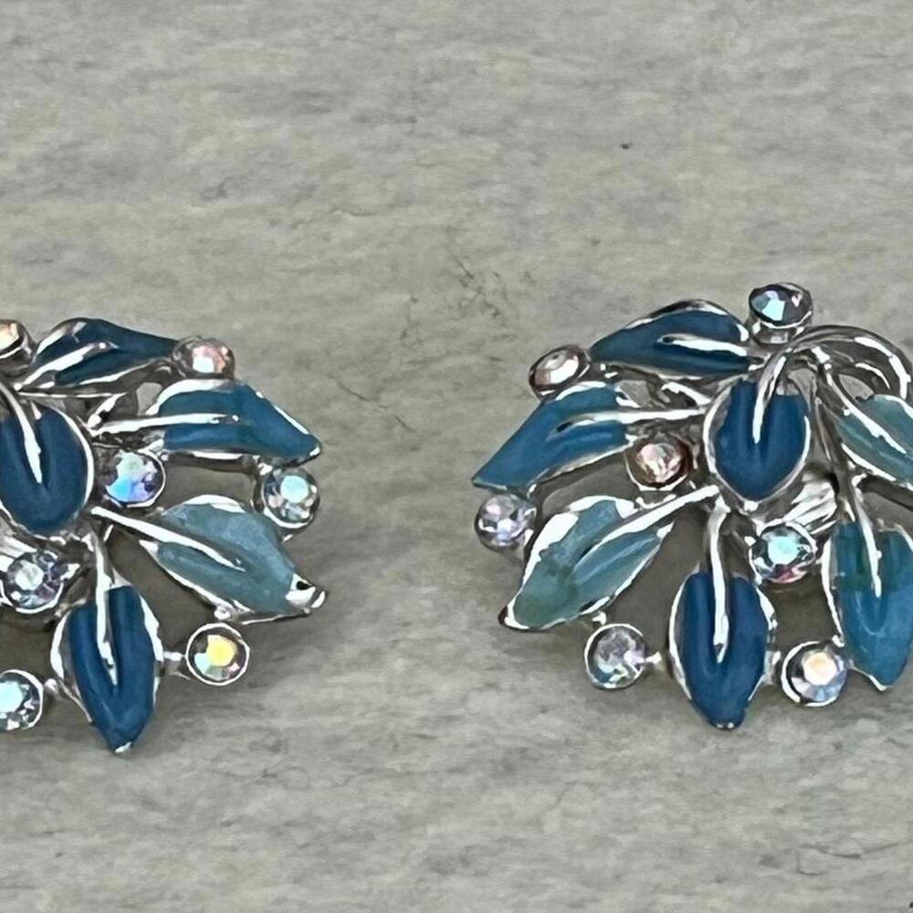 VINTAGE ESTATE SIGNED STAR AB RHINESTONE ENAMELED FLOWER 1" CLIP EARRINGS